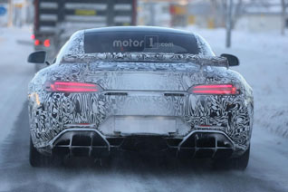 Mercedes-AMG GT R laat zich ook in de kou zien