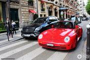 Une Porsche 959 entièrement rouge à Paris